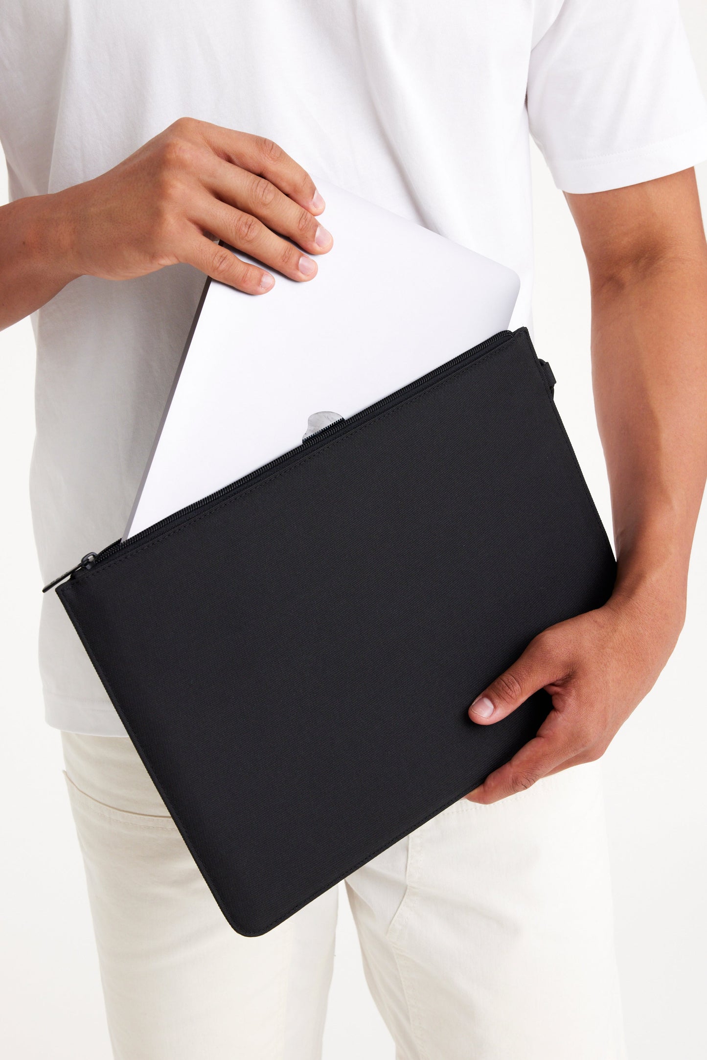 Resale The BÉISics Laptop Pouch in Black